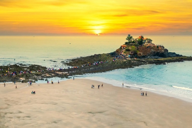 Hòn Bà - Hòn Đảo Linh Thiêng Giữa Biển, Nổi Tiếng Với Con Đường Đá Chỉ Xuất Hiện Khi Thủy Triều Rút