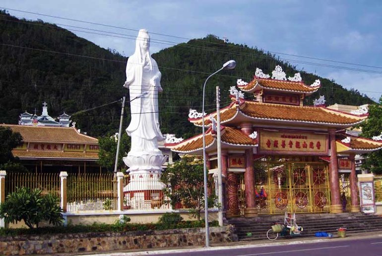 Chùa Quan Thế Âm Bồ Tát - Mang Vẻ Đẹp Thanh Tịnh Cùng Khung Cảnh Núi Và Biển Tạo Nên Sức Hút Đặc Biệt