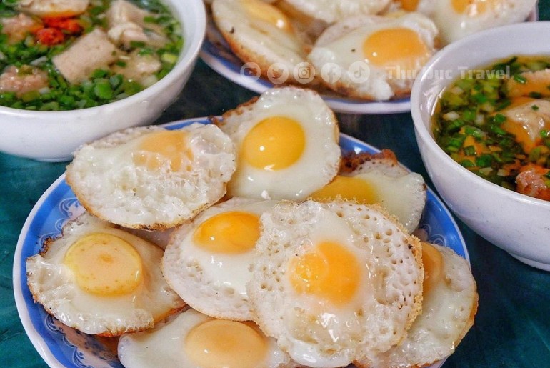 Bánh Căn Nóng Giòn – Món Quà Dân Dã Giữa Phố Núi